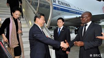 Der Chinesische Präsident Xi Jinping und seine Frau steigen aus dem Flugzeug und werden von einer Delegation begrüßt (Foto: BRICS)