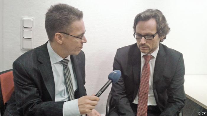 Ambasador Nemačke u Tunisu Jens Pletner (desno) 2013. u razgovoru sa novinarom Dojče velea Rajnerom Zolihom