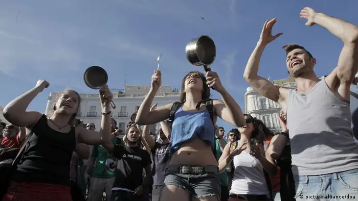 FILE - epa03220429 Demonstrators bang pots and pans at the Puerta del Sol Square in Madrid, Spain, 15 May 2012, where 'indignants' gather to mark the first 15-M movement anniversary. A year after the 'indignants' protests, all groups that started the 15-M movement have been gathering and protesting during the weekend at various cities all over the country to remember their 'indignation' is still the same and to stress that now there are even more reasons to protest against the austerity measures approved by the Government. Spain is suffering the OECD highest unemployment rate of 24 per cent in the first quarter of 2012. EPA/KIKO HUESCA (zu dpa:OECD legt Wirtschaftsausblick vor vom 27.11.2012) +++(c) dpa - Bildfunk+++