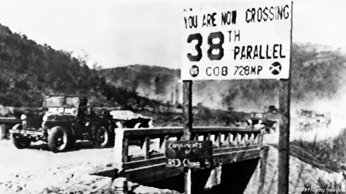 1950年12月，一辆联合国军的卡车正在通过三八线