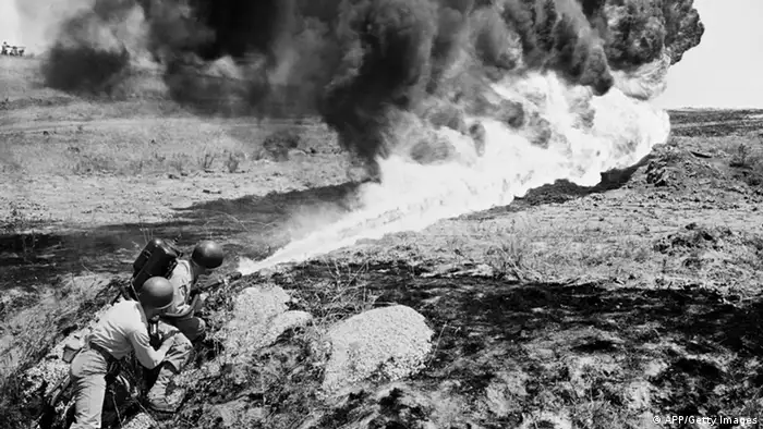 Korea Krieg 1951 US Soldaten Flammenwerfer