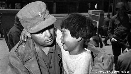 Korea Krieg 1951 US Soldat Kind