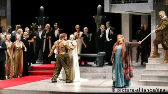 Im Mittelpunkt der Richard-Wagner-Festspiele in Bayreuth steht die Neuinszenierung von Wagners vierteiligem Hauptwerk Der Ring des Nibelungen: Götterdämmerung - Siegfried (l, Stephen Gould), Brünnhilde (M, Linda Watson) und Hagen (r, Hans-Peter König) - Probenfoto vom 10.07.2006. Die Premiere ist am Montag (31.07.2006). Foto: Marcus Führer dpa/lby +++(c) dpa - Report+++