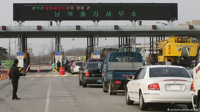 Kaesong complex runs normally despite hotline closure Vehicles heading for the inter-Korean industrial complex in the North Korean border city of Kaesong pass through an immigration office in Paju, north of Seoul, on March 28, 2013, just like on a typical day. North Korea abruptly cut off an inter-Korean military hotline used to exchange a list of South Korean commuters to the complex the previous day, citing South Korea and the United States' hostility against it as the reason. (Yonhap)/2013-03-28 11:01:57/ Keine Weitergabe an Drittverwerter.