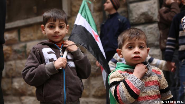 Zwei Jungen auf einer Straß in Aleppo (Foto: Thomas Rassloff/dpa)
