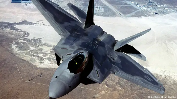This undated photo released by Edwards Air Force Base 02 October shows the new jet fighter F-22 Raptor, the Pentagon's latest fighter which will be featured at the annual Edwards Air Force Base show 03 October. Holding its array of weapons inside the fuselage to make radar detection more difficult, the raptor is capable of flying at twice the speed of sound and can lock on a flying target at far greater distance than any other aircraft, Air Force officials said. dpa