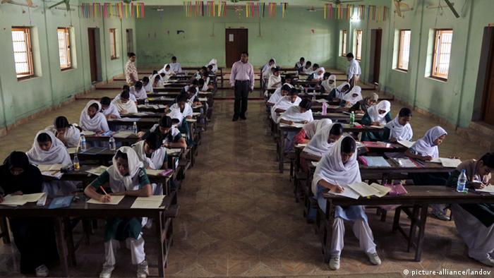 Bangladesch Schüler Schulkasse in Dhaka Prüfung