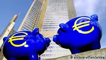 Euro-Sparschwein an der EZB Symbolbild Sparen EU SParschwein Zwei Euro-Sparschweine stehen am 28.2.2003 symbolisch vor der Fassade der Europäischen Zentralbank (EZB) in Frankfurt. Finanzexperten erwarten, dass EZB-Chef Duisenberg auf der turnusmässigen Pressekonferenz am 6. März eine Leitzinssenkung bekannt geben wird.