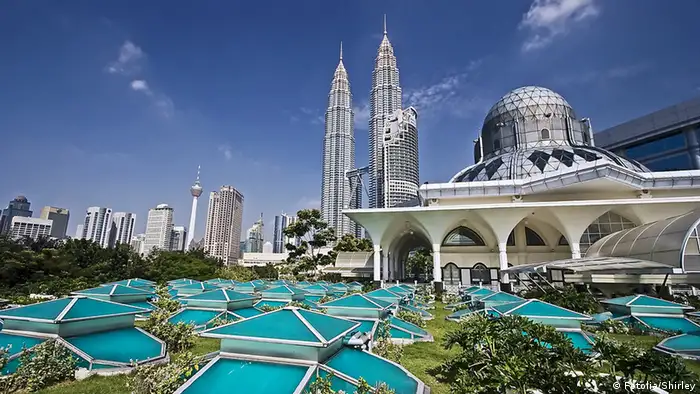 Petronas Twin Towers at Kuala Lumpur, Malaysia. Shirley - Fotolia 1631928