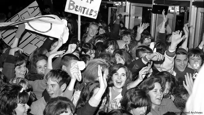 Die 1960er: Beatles-Fans drängen sich vor einer Konzerthalle.