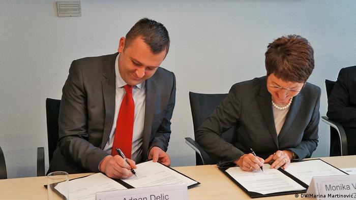 Adnan Delić i Monika Varnhagen (ZAV) tijekom potpisivanja sporazuma o posredovanju stručne radne snage iz BiH