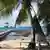 Deutsches Kreuzfahrtschiff AIDALuna auf Reede vor Grand Cayman, eine der Kaimaninseln, Aufgenommen von Spotts Cruise Landing in der Shamrock Road am 11.12.2010. Foto: Daniel Gammert