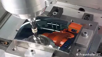 Mit diesem Polierroboter erzeugen Wissenschaftler am Fraunhofer Institut für Produktionstechnologie in Aachen IPT hochglänzende Metalloberflächen. Diese werden zum Beispiel für Formen im Maschinenbau eingesetzt, um damit blitzblank-glänzende Kunststoffoberflächen zu produzieren. (Foto: Fraunhofer IPT)