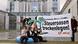 Drei Aktivistinen der globalisierungskritischen Organisation Attac sitzen am Mittwoch (27.02.2008) als reiche Steuerflüchtige verkleidet auf einer aufblasbaren "Steueroase" vor dem Bundeskanzleramt in Berlin und protestieren gegen die Steuerflucht. Im Kanzleramt empfing Bundeskanzlerin Merkel (CDU) unterdessen Fürst Albert von Monaco. Foto: Arno Burgi dpa/lbn +++(c) dpa - Bildfunk+++ Drei Aktivistinen der globalisierungskritischen Organisation Attac sitzen am Mittwoch (27.02.2008) als reiche Steuerflüchtige verkleidet auf einer aufblasbaren "Steueroase" vor dem Bundeskanzleramt in Berlin und protestieren gegen die Steuerflucht. Im Kanzleramt empfing Bundeskanzlerin Merkel (CDU) unterdessen Fürst Albert von Monaco. Foto: Arno Burgi dpa/lbn +++(c) dpa - Bildfunk+++
