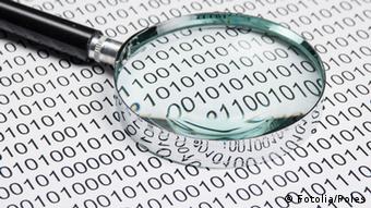 Magnifying glass on a binary code Photo: Fotolia/Poles