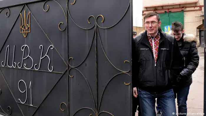 epa03652714 Ukrainian opposition leader Yuri Lutsenko leaves the Menskaya prison in Makoshyne, Chernigov Region, about 230 km from the capital Kiev, Ukraine, 07 April 2013. Ukrainian President Viktor Yanukovych pardoned the key political ally of jailed former prime minister Yulia Tymoshenko, an executive order posted on the presidency's website said on 07 April. Yury Lutsenko, who served as interior minister in Tymoshenko's cabinet, was sentenced in February 2012 to four years in prison on abuse of office charges. His imprisonment was seen as another blow to pro-Western politicians in Ukraine after the jailing of Tymoshenko in 2011, also on abuse of office charges. EPA/ALEKSANDR KOSAREV
