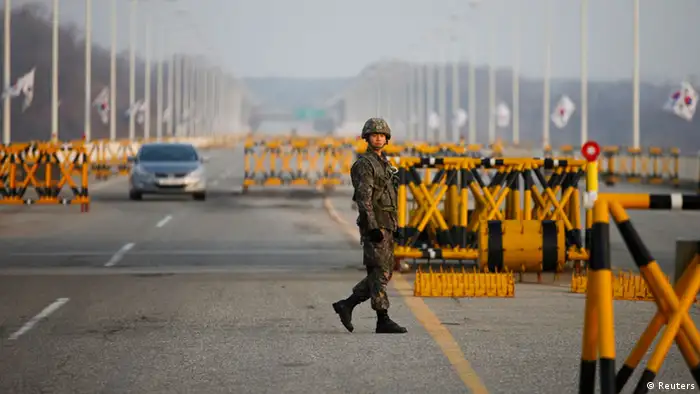 A South Korean soldier patrols at a checkpoint on the Grand Unification Bridge, which leads to the demilitarized zone separating North Korea from South Korea, in Paju, north of Seoul April 8, 2013. The North, led by 30-year-old Kim Jong-un, has been issuing vitriolic threats of war against the United States and U.S.-backed South Korea since the United Nations imposed sanctions in response to its third nuclear weapon test in February. REUTERS/Kim Hong-Ji (SOUTH KOREA - Tags: MILITARY POLITICS)