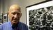 Der brasilianische Fotograf Sebastiao Salgado vor einer seiner Fotografien (Foto: Picture Alliance) Der brasilianische Fotograf Sebastiao Salgado vor einer seiner Fotografien (Foto: Picture Alliance)