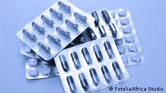 Capsules and pills packed in blisters in blue light on blue background Photo: Fotolia/Africa Studio
