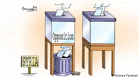 Karikatur in Farbe von Gomaa Farahat; zwei Wahlurnen stehen nebeneinander, wobei die Stimmzettel für die Oppositionspartei aus der Wahlurne direkt in den Mülleimer fallen. 

