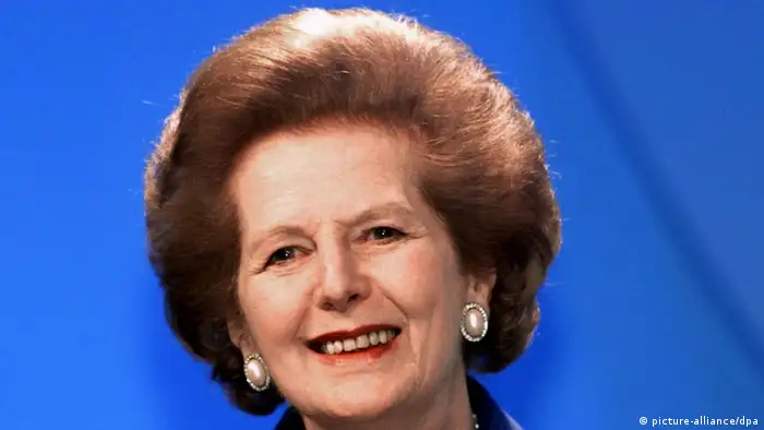 ARCHIV - Die ehemalige britische Premierministerin Margaret Thatcher am 6.10.1999 auf dem Jahreskongress der konservativen Partei in Blackpool. Der Falkland-Krieg zwischen Argentinien und Großbritannien war auch der Konflikt zweier schillernder Staatsleute: Die für ihre Unnachgiebigkeit berühmt gewordene Premierministerin Margaret Thatcher und Argentiniens Junta-Chef Galtieri. (zu Themenpaket Falkland) +++(c) dpa - Bildfunk+++