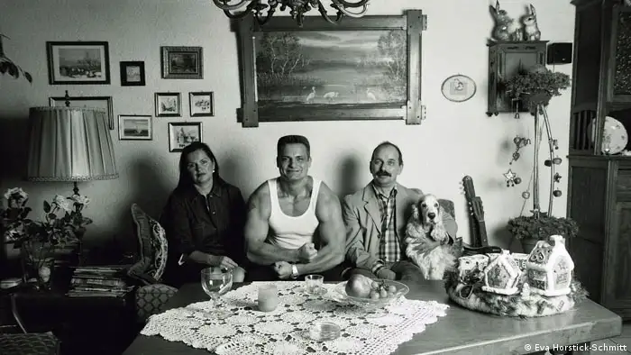 Eine Familie im heimischen Wohnzimmer, fotografiert von Eva im Rahmen ihres Fotoprojektes