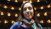 Regisseurin Valentina Carrasco steht bei einer Probe des Kompakt-Rings von Richard Wagner am 13.11.2012 auf der Bühne des Teatro Colon in Buenos Aires. Im Teatro Colon wird am 27.11.2012 die Kompaktversion von Wagners «Ring» uraufgeführt. In rund sieben Stunden an einem einzigen Tag sollen die vier Opern dieser Version gespielt werden. Regie führt Valentina Carrasco. Foto: Sergio Goya/dpa (zu dpa Kompakt-Ring vor Weltpremiere im Teatro Colón vom 23.11.2012) +++(c) dpa - Bildfunk+++