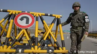 PAJU, SOUTH KOREA - APRIL 09: A South Korean soldier sets up a barricade on the road connecting South and North Korea at the Unification Bridge on April 9, 2013 in Paju, South Korea. North Korea announced it will withdraw all workers from Kaesong joint industrial complex, five days after unilaterally banning South Korean workers re-entry to Kaesong. (Photo by Chung Sung-Jun/Getty Images) ***FREI FÜR SOCIAL MEDIA***