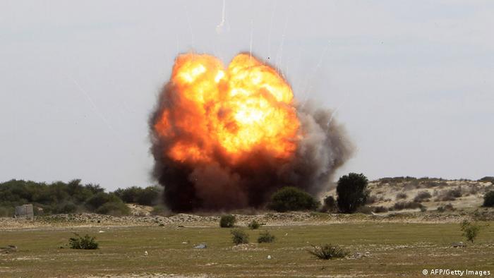 Symbolbild Explosion Feuer Rauch Bombenangriff