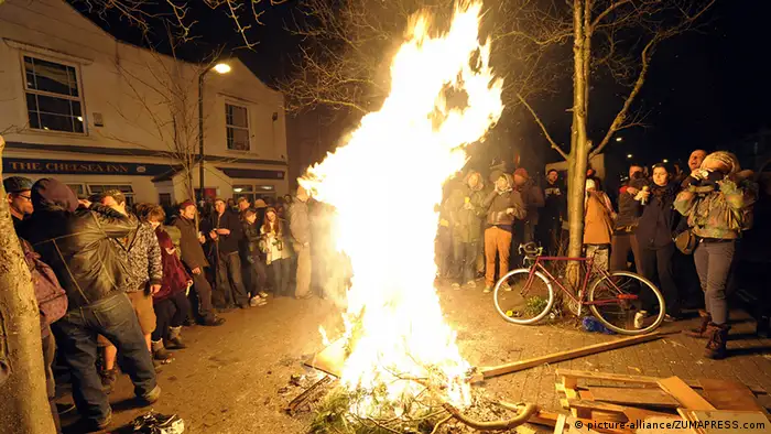 布里斯托街头有人纵火庆祝撒切尔夫人去世