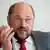ARCHIV - Der Präsident des Europäischen Parlaments, Martin Schulz (SPD), unterhält sich am Montag (17.09.2012) in Berlin. Schulz pocht darauf, das mehr als 16 Milliarden Euro große Defizit der EU für 2013 auszugleichen. Foto: Maurizio Gambarini/dpa (zu dpa "Schulz fordert Ausgleich des Milliardendefizits der EU" vom 04.03.2013) +++(c) dpa - Bildfunk+++