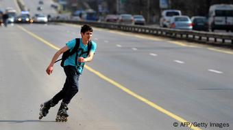 Junger Skater auf Autobahn (Foto: DIMITAR DILKOFF/AFP/Getty Images)