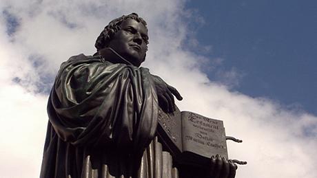 Η ανέγερση αυτού του μνημείου το 1821 ήταν θεαματική. Για πρώτη φορά δεν επρόκειτο για κάποιο άγαλμα βασιλιά ή ηγεμόνα αλλά του Μεταρρυθμιστή Μαρτίνου Λούθηρου. Στα χέρια του κρατάει τη Βίβλο στη σελίδα όπου τελειώνει η Παλαιά Διαθήκη και ξενικά η Καινή Διαθήκη.