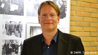 Der Historiker Eckard Michels bei seiner Buchpräsentation im Kanzlerbungalow in Bonn (Foto: DW/M. Todeskino)