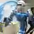 Der humanoide Roboter Justin des Instituts für Robotik und Mechatronik des Deutschen Zentrums für Luft und Raumfahrt DLR auf der Hannover Messe 2013 beim Putzen einer Fensterscheibe; Copyright: DW/F. Schmidt