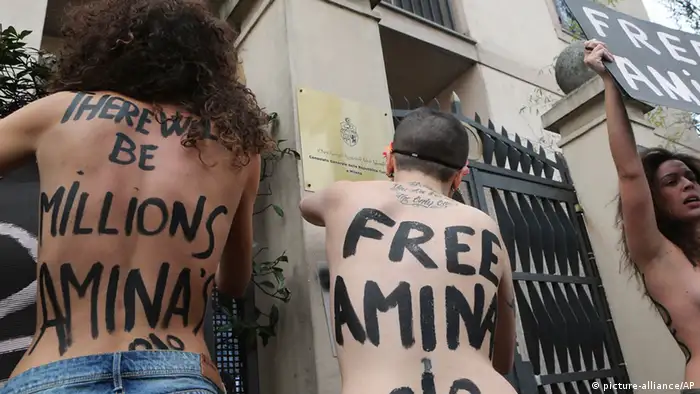 Frauenrechtsgruppe Femen Protest in Mailand für Amina Tyler Topless Jihad
