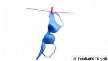 Unterwäsche Wäsche auf Leine Damenunterwäsche BH Dessous #44265609 -blauer BH auf roter Wäscheleine © FOTO-JHB