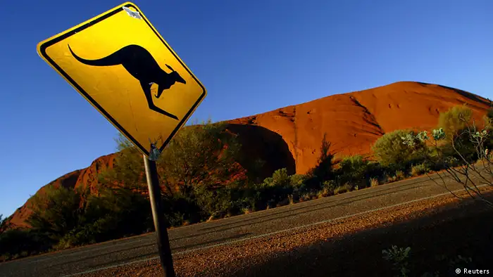 Australien Landschaft Ayers Rock mit Verkehrsschild Känguru