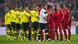 Dortmunder und Bayern-Spieler klatschen sich vor dem Spiel ab. Foto: picture alliance/Annegret Hilse Dortmunder und Bayern-Spieler klatschen sich vor dem Spiel ab. Foto: picture alliance/Annegret Hilse