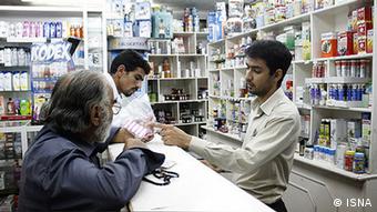 Kunden in einer iranischen Apotheke (Foto: ISNA)