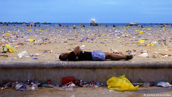 Spain — garbage collection at the beach of Valencia following St. John's day. (picture-alliance/dpa)