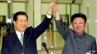 * FILE ** North Korean leader Kim Jong Il, right, and South Korean President Kim Dae-jung raise their arms together before signing a joint declaration at the end of the second day of a three day summit in Pyongyang in this June 14, 2000 file photo. The leaders of North and South Korea will hold their second-ever summit later this month in Pyongyang, Yonhap news agency reported Wednesday, Aug. 8, 2007, reprising the historic 2000 meeting that launched unprecedented reconciliation between the two longtime foes. In June 2000, Kim Jong Il met then-South Korean President Kim Dae-jung, also in Pyongyang.(AP Photo/Yonhap, Pool)
