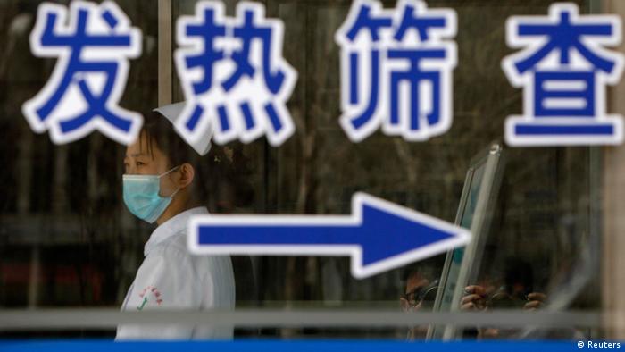 Una enfermera en Ditan Hospital, donde se trató el primer caso de gripe aviar H7N9 en humanos en China, en 2013.