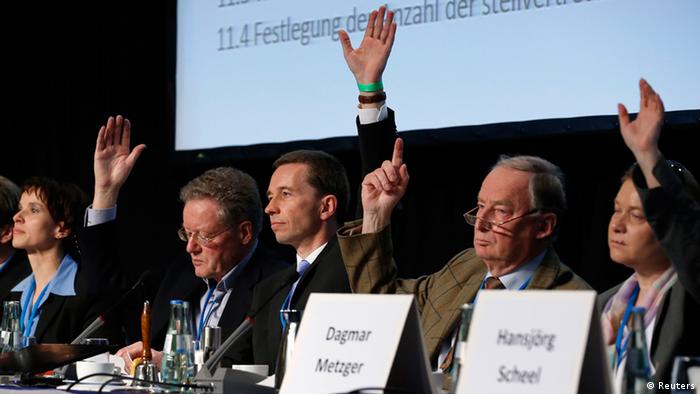 Frauke Petry (l.), Adam Konrad (2. v.l.), Bernd Lucke (m.), Alexander Gauland und Dagmar Metzger auf dem Gründungsparteitag der Alternative für Deutschland