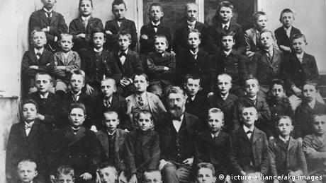 Adolf Hitler / class photo Linz 1900/01 (picture-alliance/akg-images)