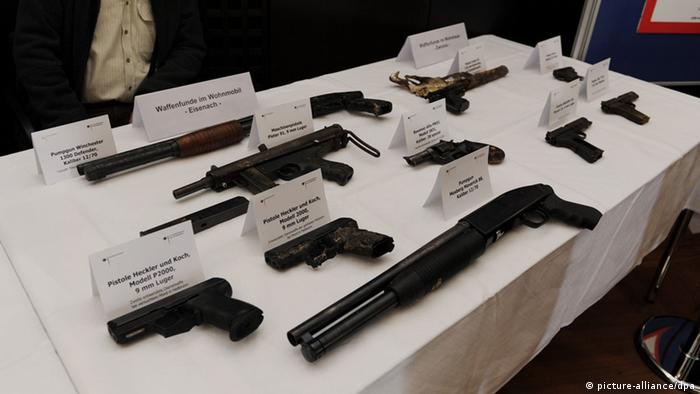 Schusswaffen mit Etiketten liegen auf einem Tisch (dpa)