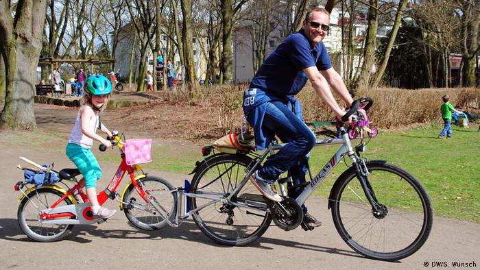 طی مسیرهای طولانی با دوچرخه‌ برای خانواد‌ها معمولا با خسته شدن بچه‌ها همراه است که برای این موضوع هم تجهیزاتی اندیشیده شده است. با این تجهیزات دوچرخه کودک به دوچرخه پدر یا مادر متصل شده و به دنبال کشیده می‌شود.