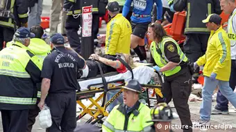 epa03663567 The aftermath of a bomb blast near the finish line on Boylston Street, the scene after the bomb blasts at the 117th running of the Boston Marathon in Boston, USA, 15 April 2013. At least two people are confirmed dead and dozens injured in two powerful explosions that occurred near the finish line of the Boston Marathon. US President Barack Obama vowed to bring the perpetrators to justice as an investigation was launched. EPA/STUART CAHILL / THE BOSTON HERALD MANDATORY CREDIT THE BOSTON HERALD HANDOUT EDITORIAL USE ONLY/NO SALES +++(c) dpa - Bildfunk+++