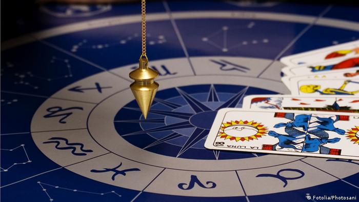 Orakel Horoskop Esoterik Pendel Tarot (Fotolia/Photosani)