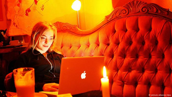 Frau Café Laptop Internet Berlin